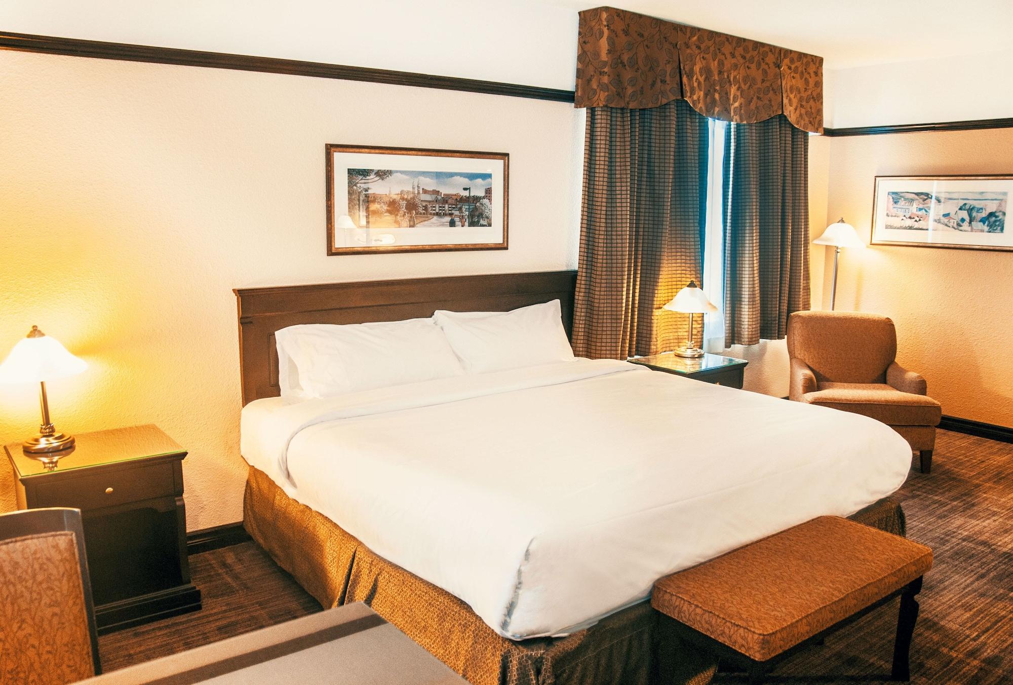 Hotel Le Montagnais Saguenay Bagian luar foto