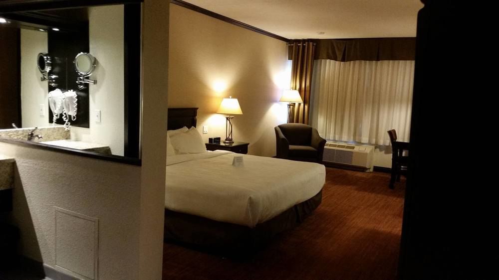 Hotel Le Montagnais Saguenay Bagian luar foto