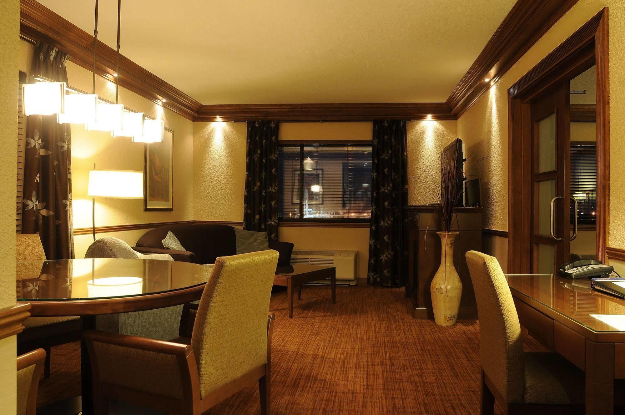 Hotel Le Montagnais Saguenay Bagian luar foto