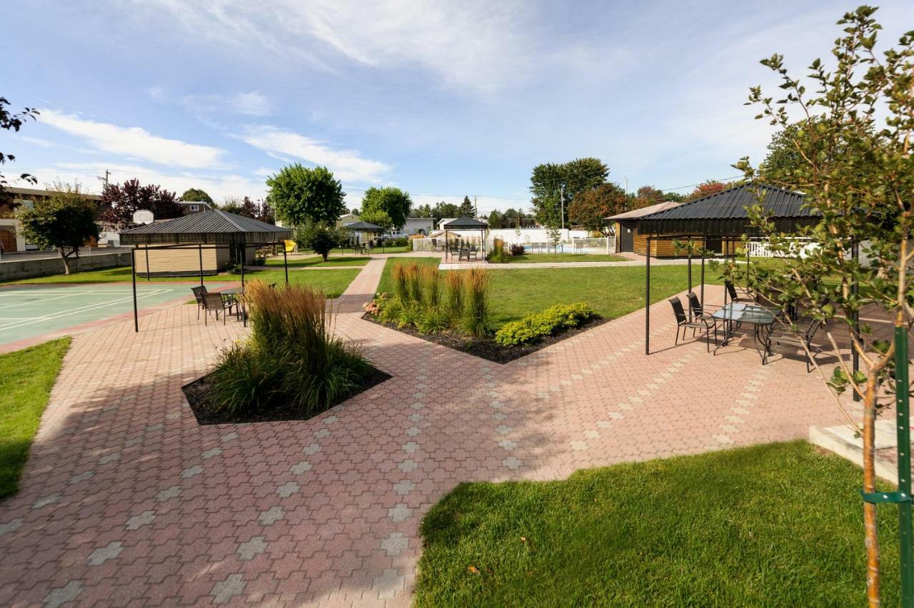 Hotel Le Montagnais Saguenay Bagian luar foto